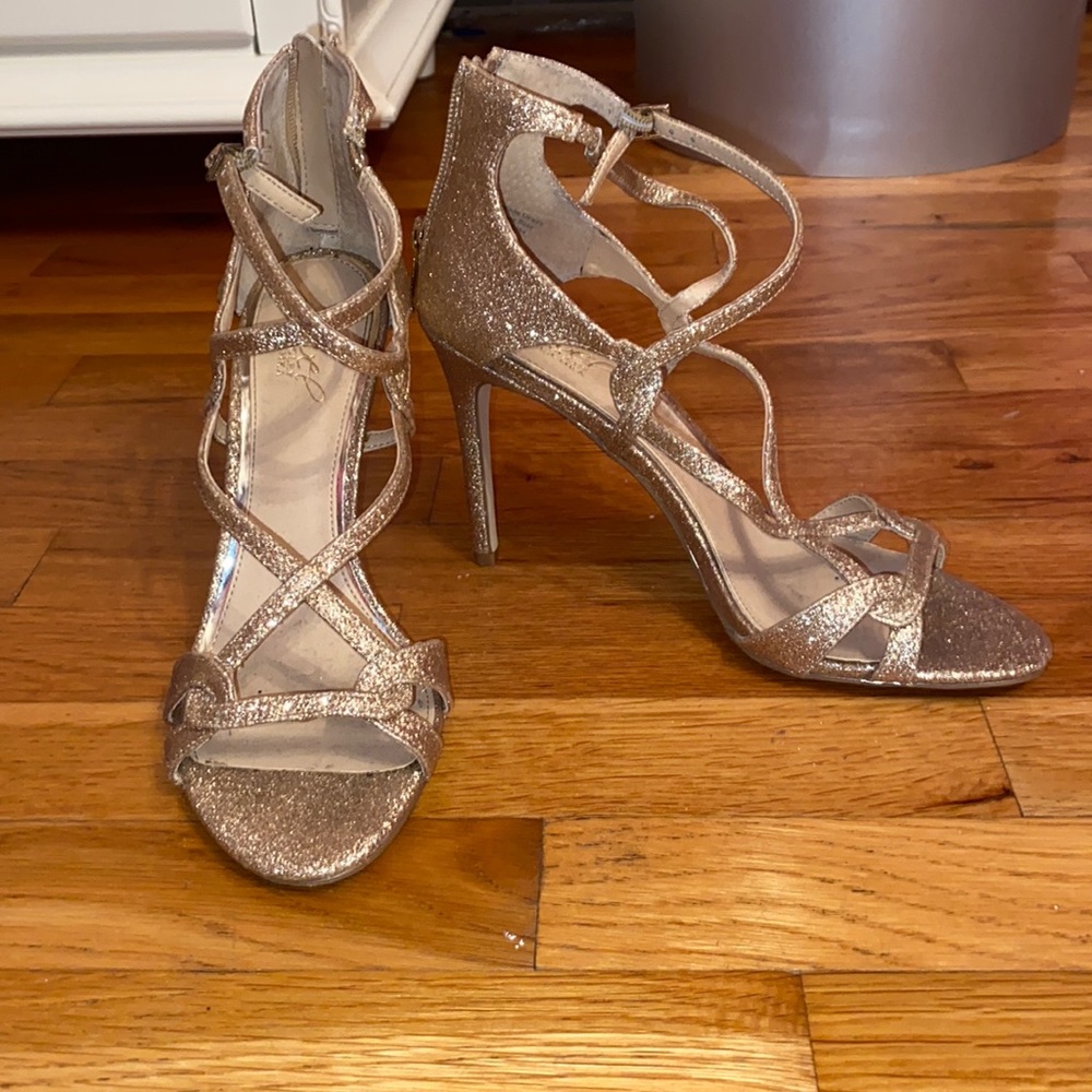 Jewel by Badgley Mischka gold heels